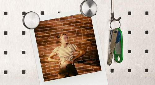 “Polaroid von Frau an Magnetboard”
